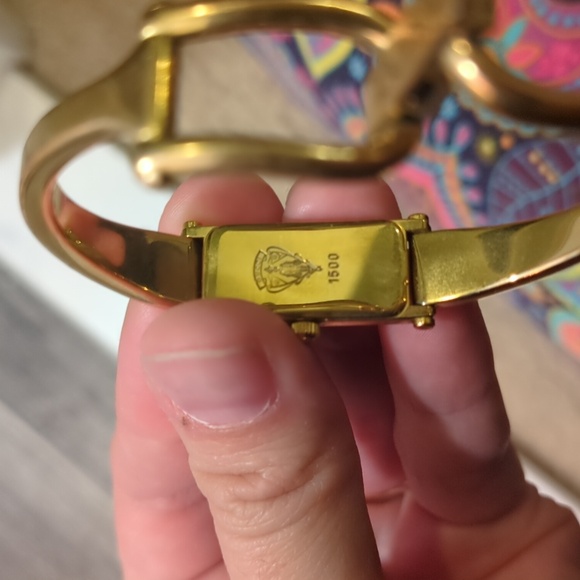 Vintage GUCCI 1500 Black Dial Gold Bangle Qz Ladies watch From 1989 - Picture 2 of 2